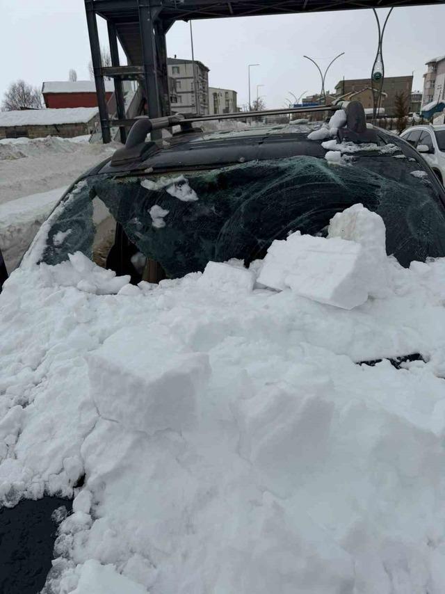 Otomobilin üzerine kar kütlesi düştü: 1 yaralı 5