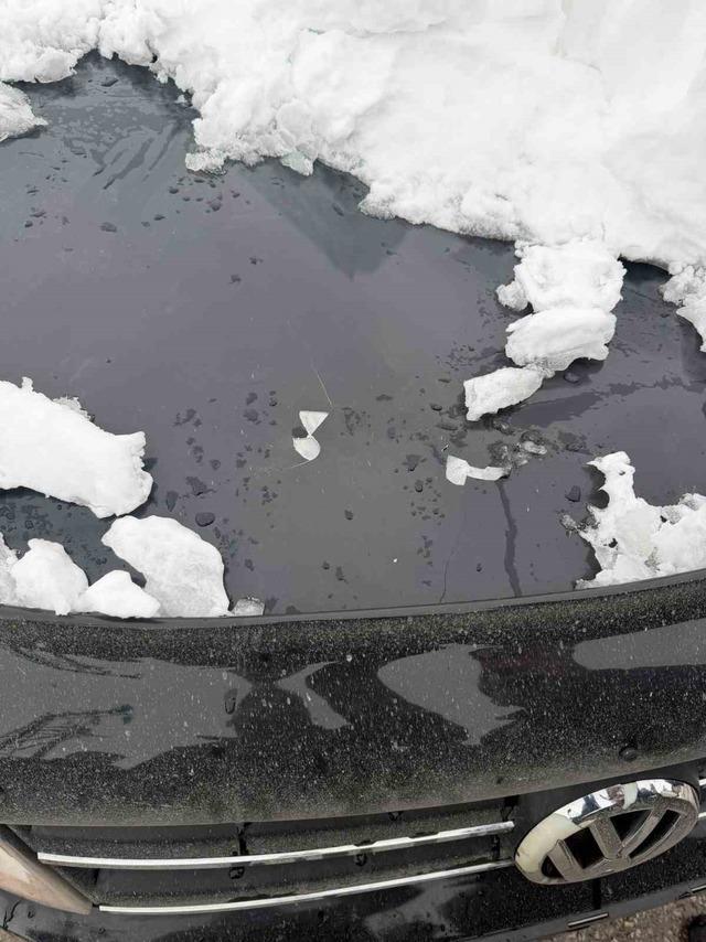 Otomobilin üzerine kar kütlesi düştü: 1 yaralı 4