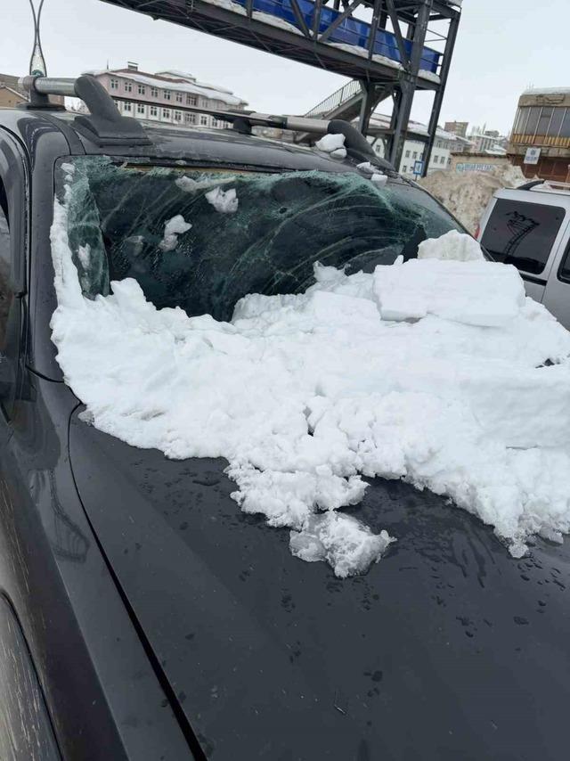 Otomobilin üzerine kar kütlesi düştü: 1 yaralı 3