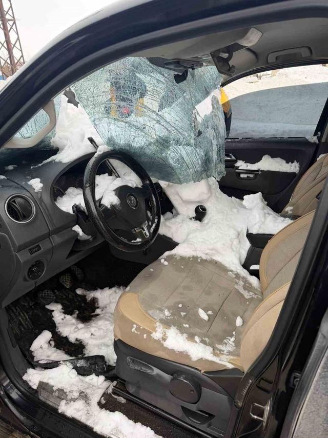 Otomobilin üzerine kar kütlesi düştü: 1 yaralı 2