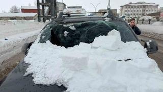 Otomobilin üzerine kar kütlesi düştü: 1 yaralı