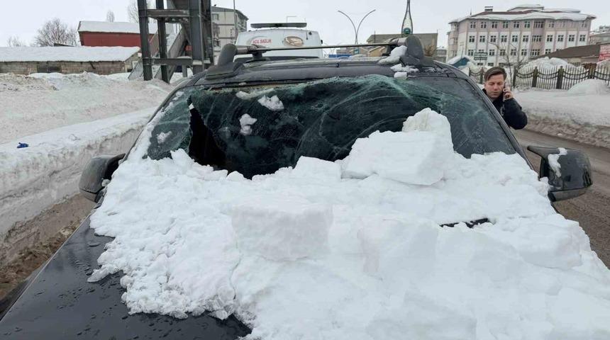 Otomobilin &uuml;zerine kar k&uuml;tlesi d&uuml;şt&uuml;: 1 yaralı