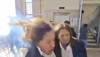 Milletvekiline el yapımı patlayıcı fırlattılar! 