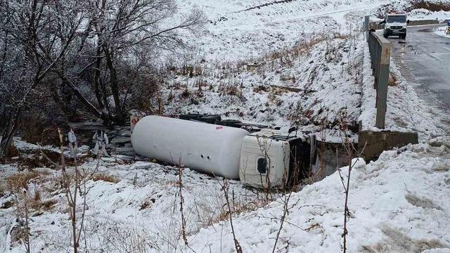 LPG yüklü tanker dere yatağına devrildi: 1 yaralı