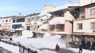 Çatılardan düşen kar kütleleri paniğe neden oldu