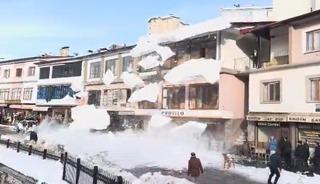 &Ccedil;atılardan d&uuml;şen kar k&uuml;tleleri paniğe neden oldu