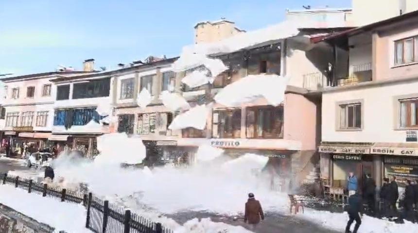 &Ccedil;atılardan d&uuml;şen kar k&uuml;tleleri paniğe neden oldu