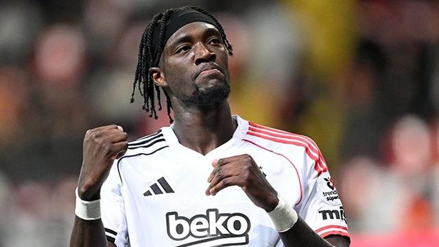 Beşiktaş kampında flaş ayrılık! Yıldız golcü bavulunu topladı, ilk uçakla İstanbul'a döndü: Yönetimden acil açıklama!