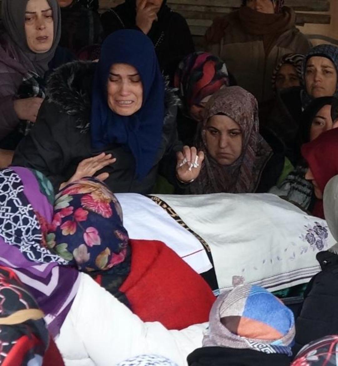 Sa&ccedil; ekimi sırasında fenalaşıp &ouml;ld&uuml;! Yakınları konuştu: Ayda bir doktora gidiyormuş 4