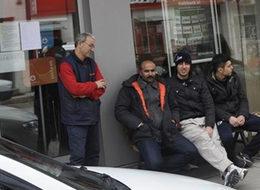 Haberi duyan 2 gündür banka önünde bekliyor!