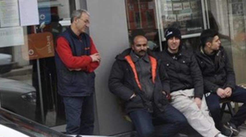 Haberi duyan 2 gündür banka önünde bekliyor!