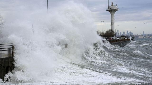 AKOM'dan İstanbul i&ccedil;in fırtına, sağanak ve kar uyarısı