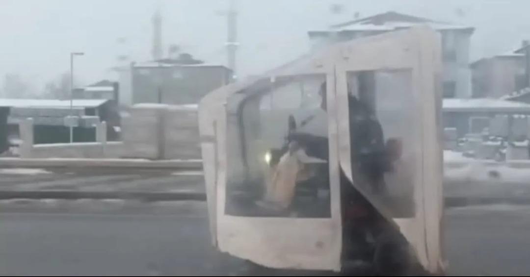 Trafikte ilgin&ccedil; anlar! &Ouml;nce kimse anlamadı, g&ouml;renler şaşkınlıkla izledi 1