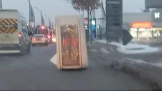 Trafikte ilginç anlar! Önce kimse anlamadı, görenler şaşkınlıkla izledi