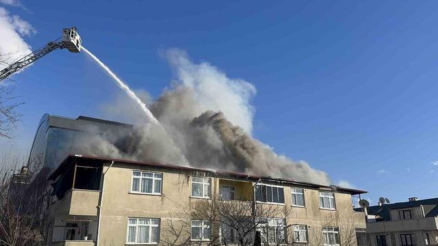 &Ccedil;atı onarımı sırasında yangın &ccedil;ıktı 4