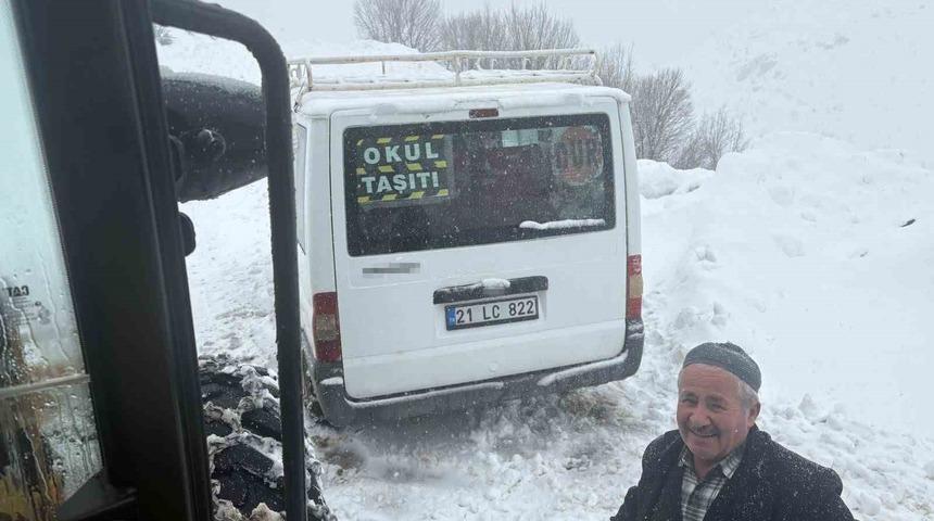 Karda mahsur kalan &ouml;ğrencilerin minib&uuml;s&uuml; kurtarıldı