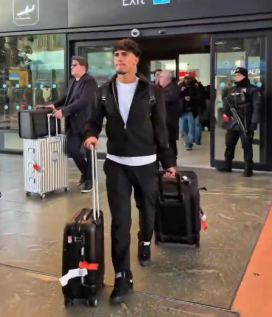 Galatasaray ın yeni transferi İstanbul a indi! İşte Sarı-Kırmızılılar ın yeni  Maradonası  Can Armando G&uuml;ner in ilk g&ouml;r&uuml;nt&uuml;leri  2