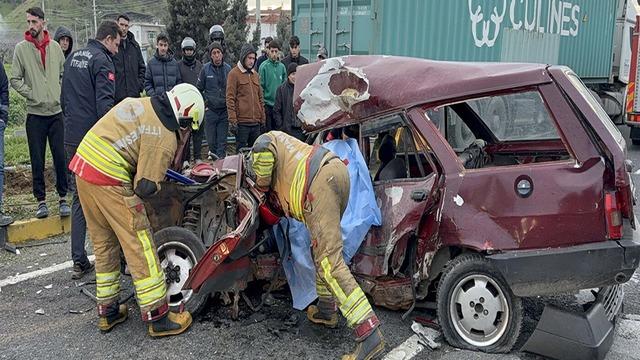 Manisa'da TIR ile otomobil çarpıştı; 1 ölü
