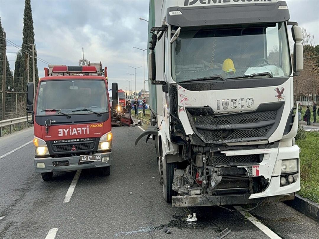 Manisa da TIR ile otomobil &ccedil;arpıştı; 1 &ouml;l&uuml; 2
