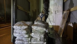 Ev eşyası y&uuml;kl&uuml; kamyonette 40 kilogram esrar ele ge&ccedil;irildi