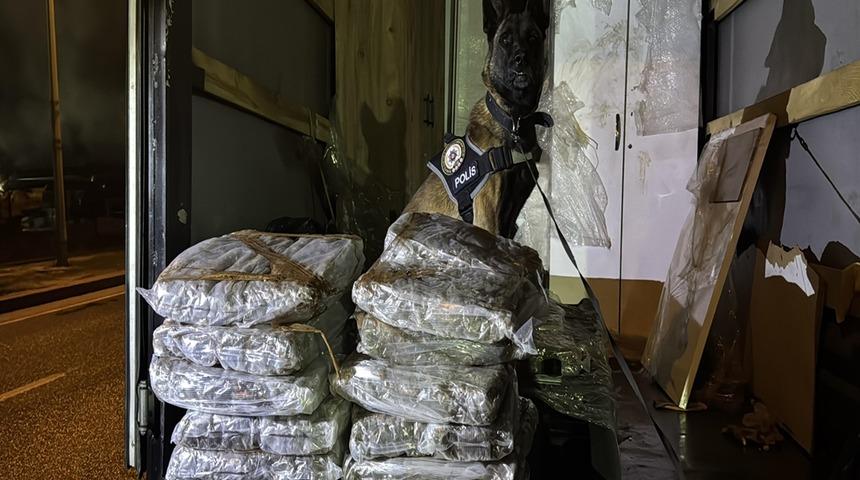 Ev eşyası y&uuml;kl&uuml; kamyonette 40 kilogram esrar ele ge&ccedil;irildi