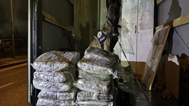 Ev eşyası yüklü kamyonette 40 kilogram esrar ele geçirildi