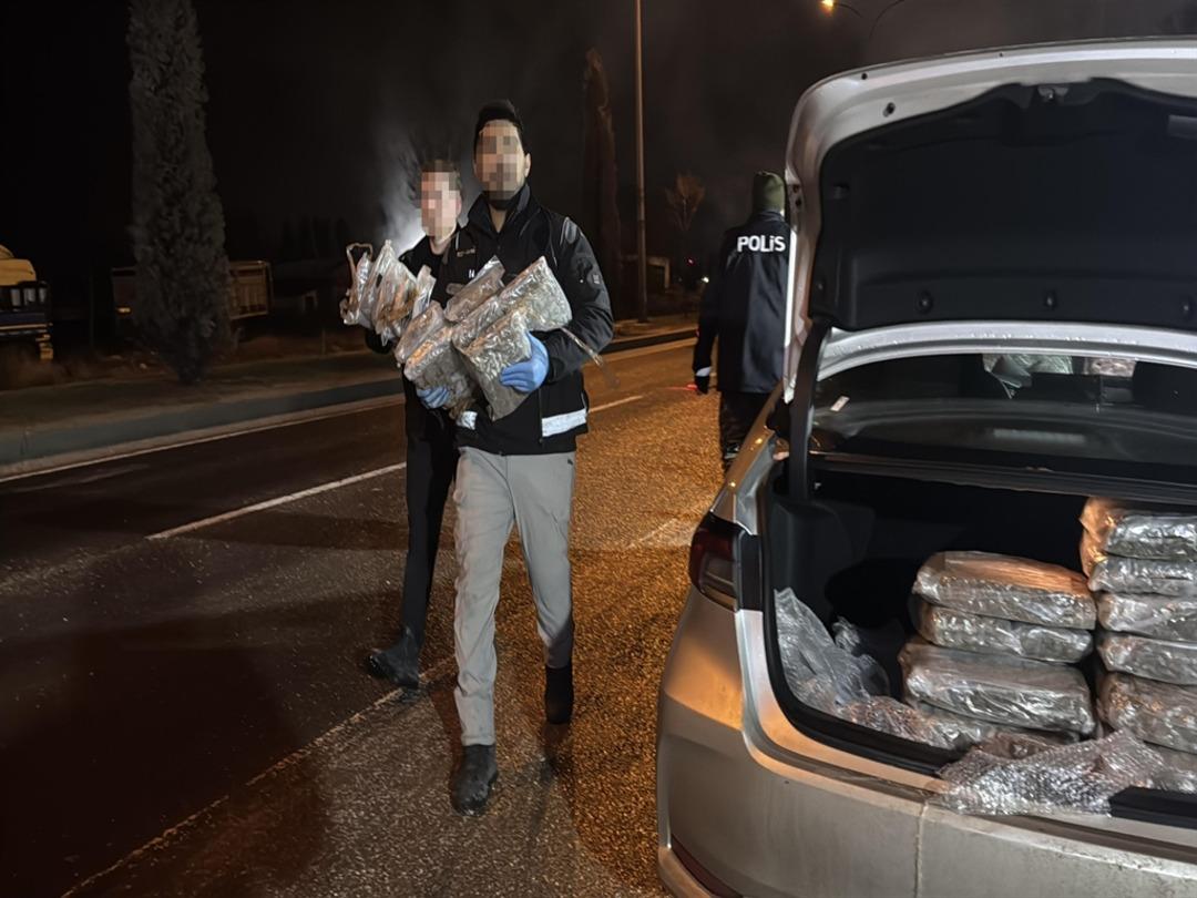 Ev eşyası y&uuml;kl&uuml; kamyonette 40 kilogram esrar ele ge&ccedil;irildi 2
