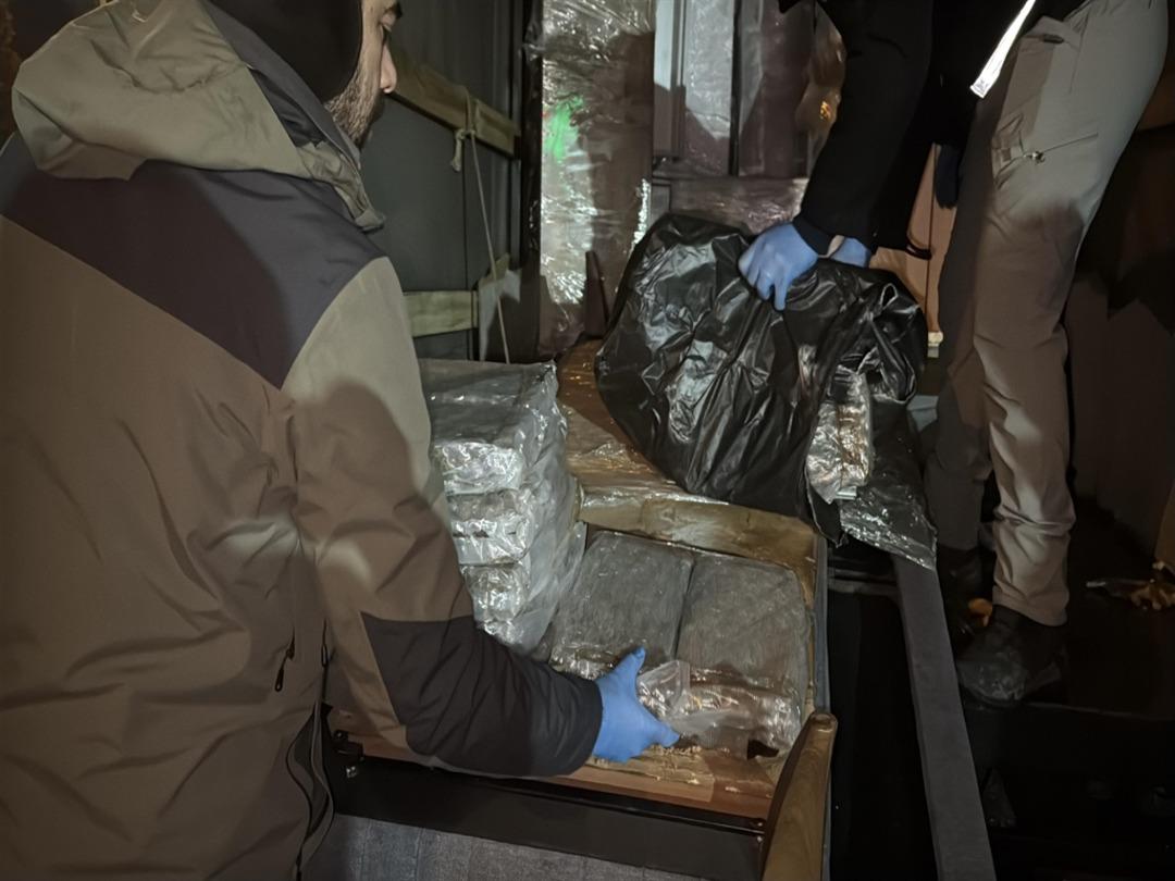 Ev eşyası y&uuml;kl&uuml; kamyonette 40 kilogram esrar ele ge&ccedil;irildi 1