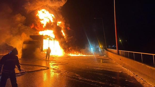 Yer: Gaziantep! Çocuk bezi yüklü TIR yandı