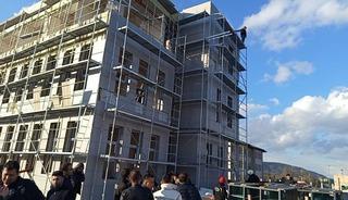 Alacağını tahsil edemedi, inşaat iskelesine &ccedil;ıktı