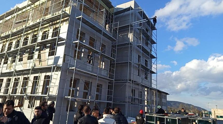Alacağını tahsil edemediğini iddia eden iş&ccedil;i inşaat iskelesine &ccedil;ıktı