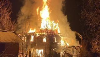 200 yıllık 2 katlı ahşap ev yangında k&uuml;le d&ouml;nd&uuml;