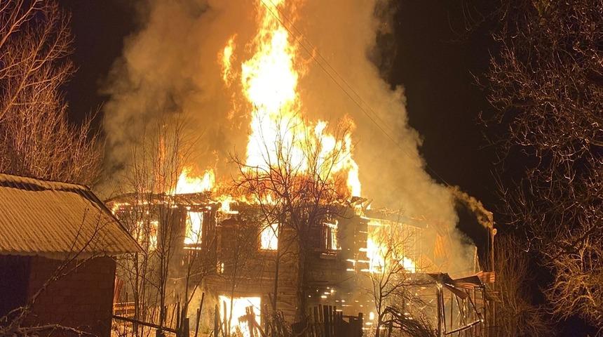 Karab&uuml;k&rsquo;te 200 yıllık 2 katlı ahşap ev, yangında k&uuml;le d&ouml;nd&uuml;