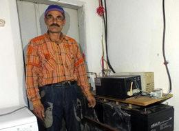 Güneş paneli ile kendi elektriğini üretiyor