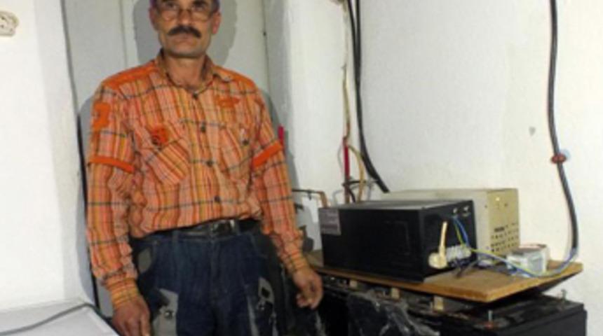 Güneş paneli ile kendi elektriğini üretiyor