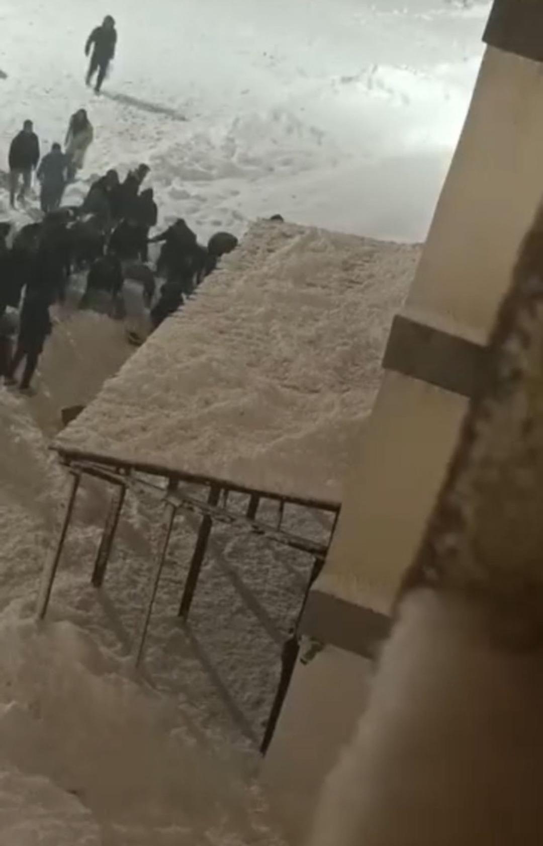 2 &ouml;ğrenci &ccedil;atıdan d&uuml;şen kar k&uuml;tlesinin altında kaldı! &Ccedil;evredekiler yardıma koştu 2