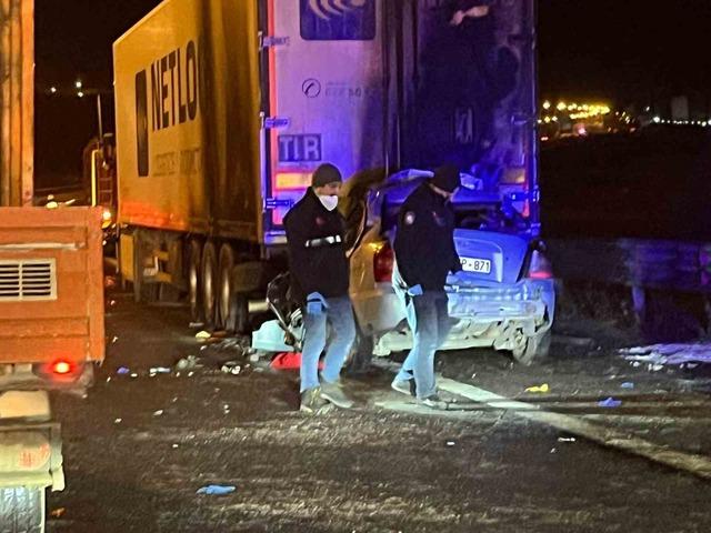 Ankara&rsquo;da tıra &ccedil;arpan aracın s&uuml;r&uuml;c&uuml;s&uuml; hayatını kaybetti 1