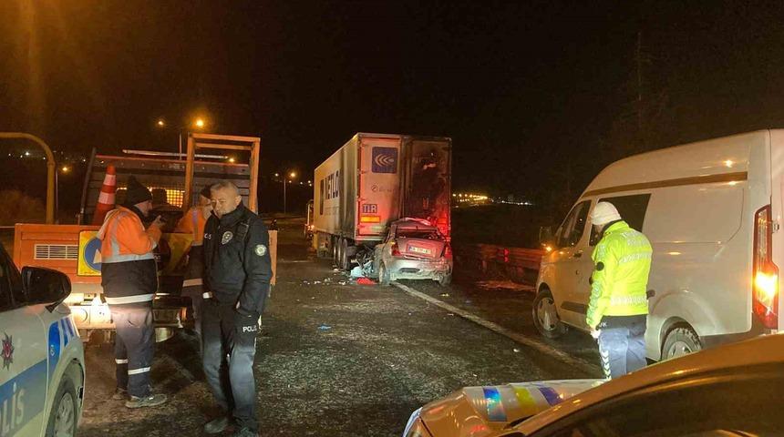 Ankara&rsquo;da tıra &ccedil;arpan aracın s&uuml;r&uuml;c&uuml;s&uuml; hayatını kaybetti