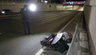 Makas atan s&uuml;r&uuml;c&uuml; can aldı: Kurye hayatını kaybetti