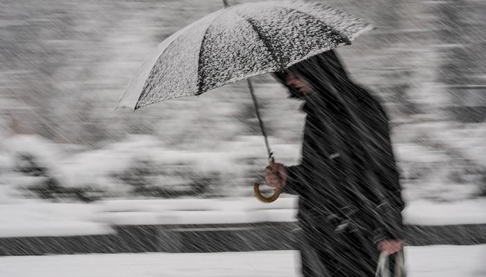 Kar yağışı uyarıları peş peşe geldi: İstanbul&rsquo;da Pazartesi okullar tatil olur mu?