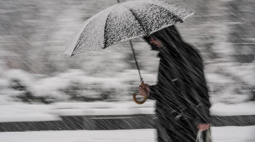 Kar yağışı uyarıları peş peşe geldi: İstanbul&rsquo;da Pazartesi okullar tatil olur mu?