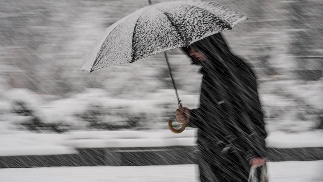 Kar yağışı uyarıları peş peşe geldi: İstanbul’da Pazartesi okullar tatil olur mu?