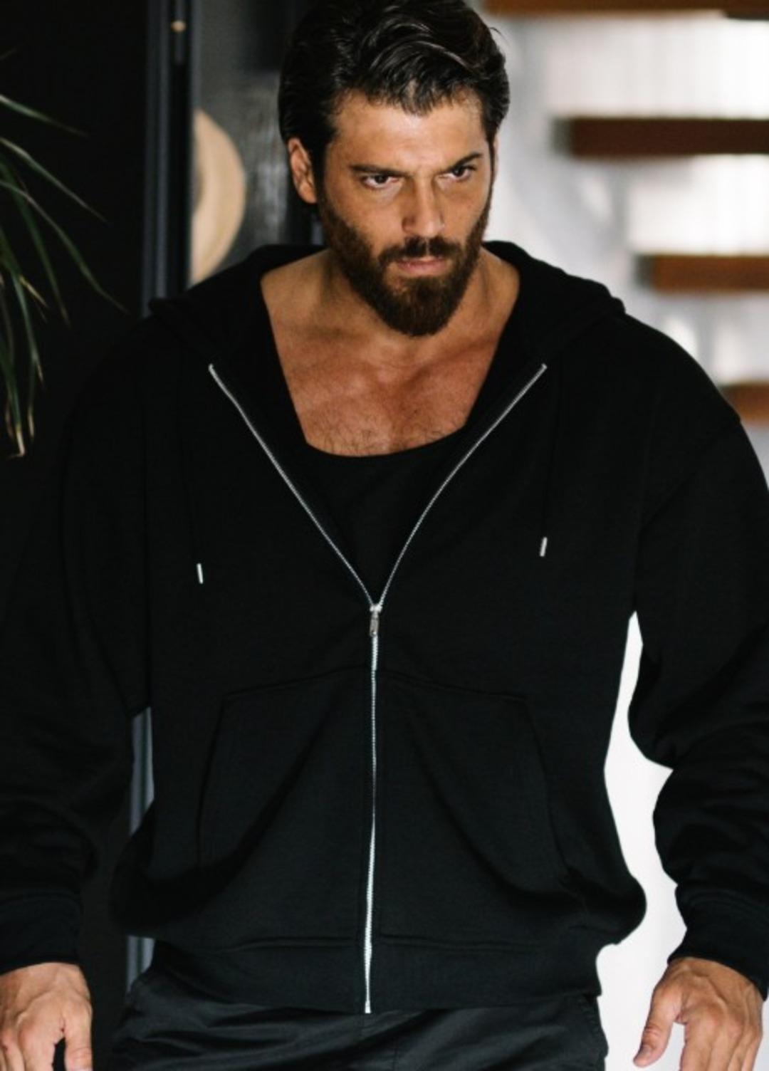 &Uuml;nl&uuml;lere y&ouml;nelik uyuşturucu operasyonu genişliyor! Selen G&ouml;rg&uuml;zel ve Can Yaman dahil 5 isim g&ouml;zaltında 2