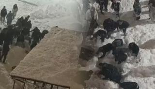 2 &ouml;ğrenci &ccedil;atıdan d&uuml;şen kar k&uuml;tlesinin altında kaldı!