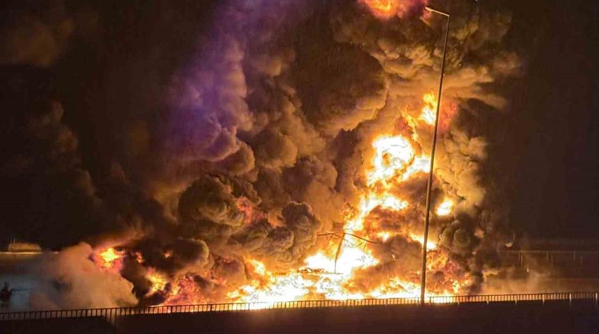 TAG Otoyolu&rsquo;nda bebek bezi y&uuml;kl&uuml; tır alev alev yandı trafik durdu