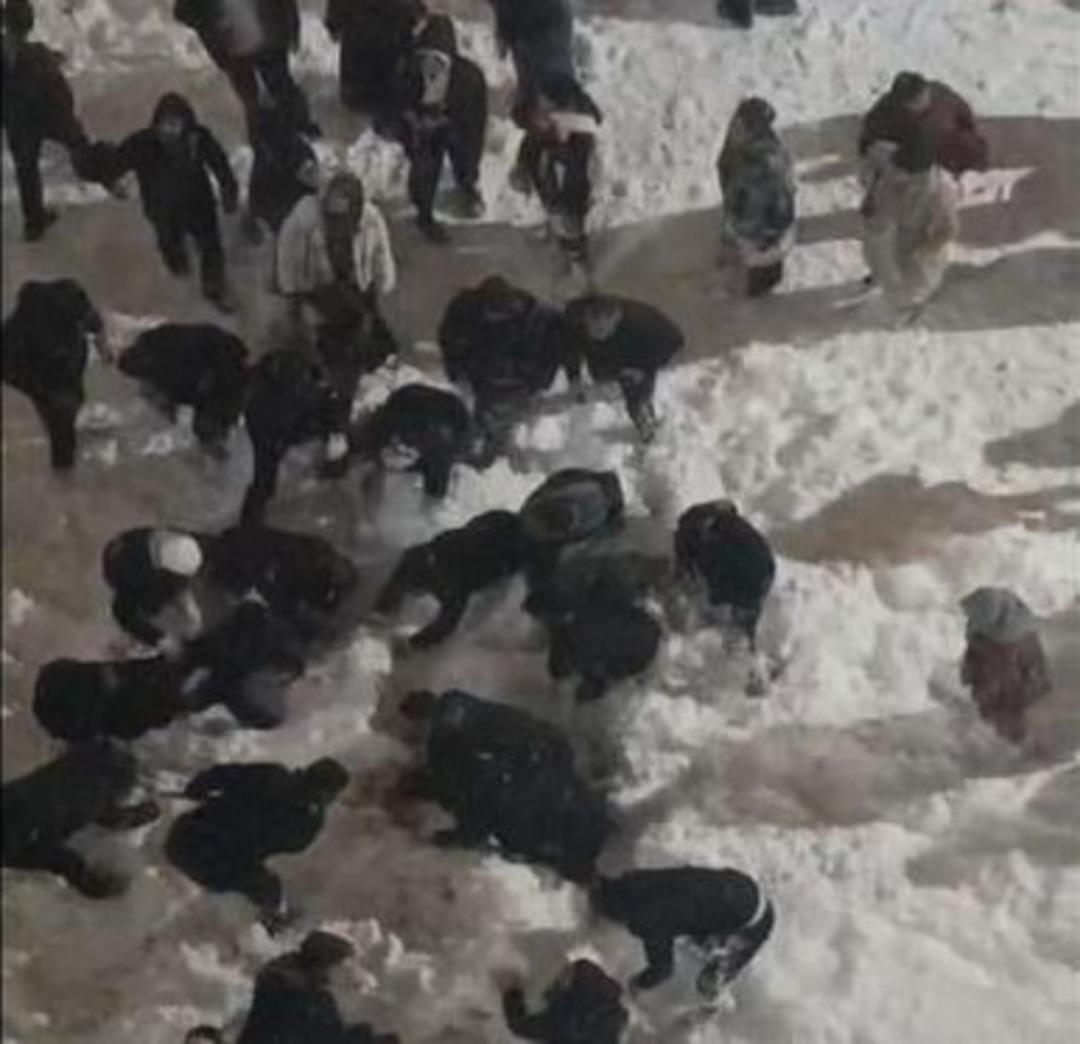 2 &ouml;ğrenci &ccedil;atıdan d&uuml;şen kar k&uuml;tlesinin altında kaldı! &Ccedil;evredekiler yardıma koştu 1