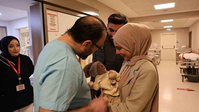 Mide ve bağırsakları karnının dışında doğan 44 günlük bebek