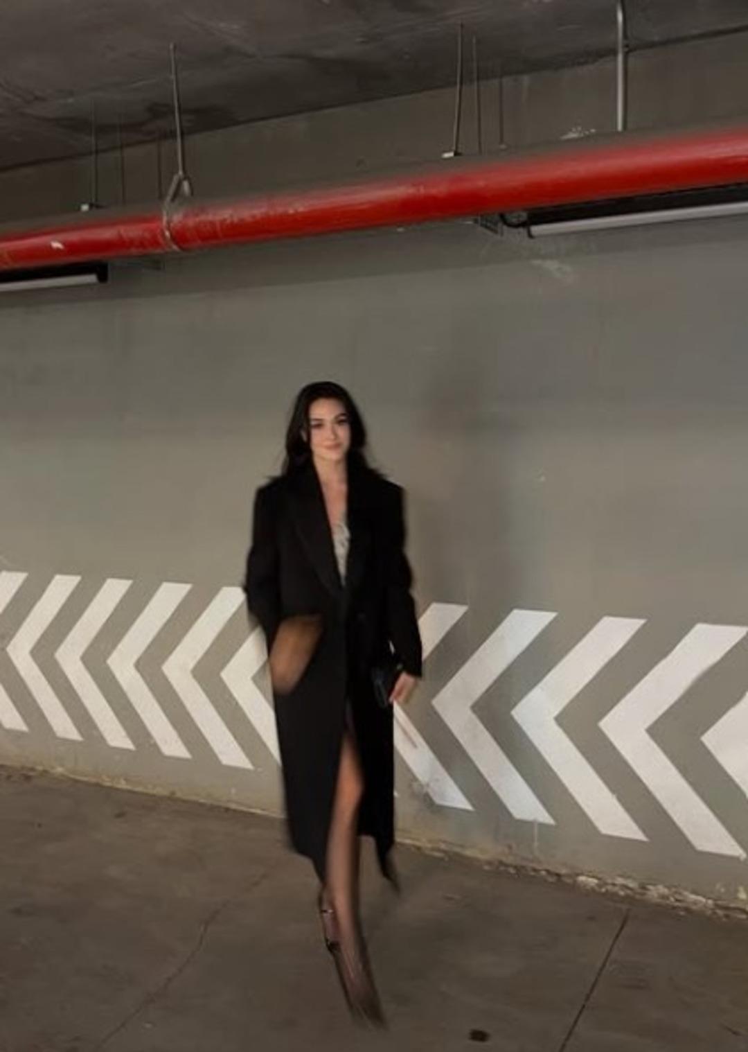 Esra Bilgi&ccedil; in otopark pozları olay oldu! Beğeni butonu &ccedil;&ouml;kt&uuml;  4