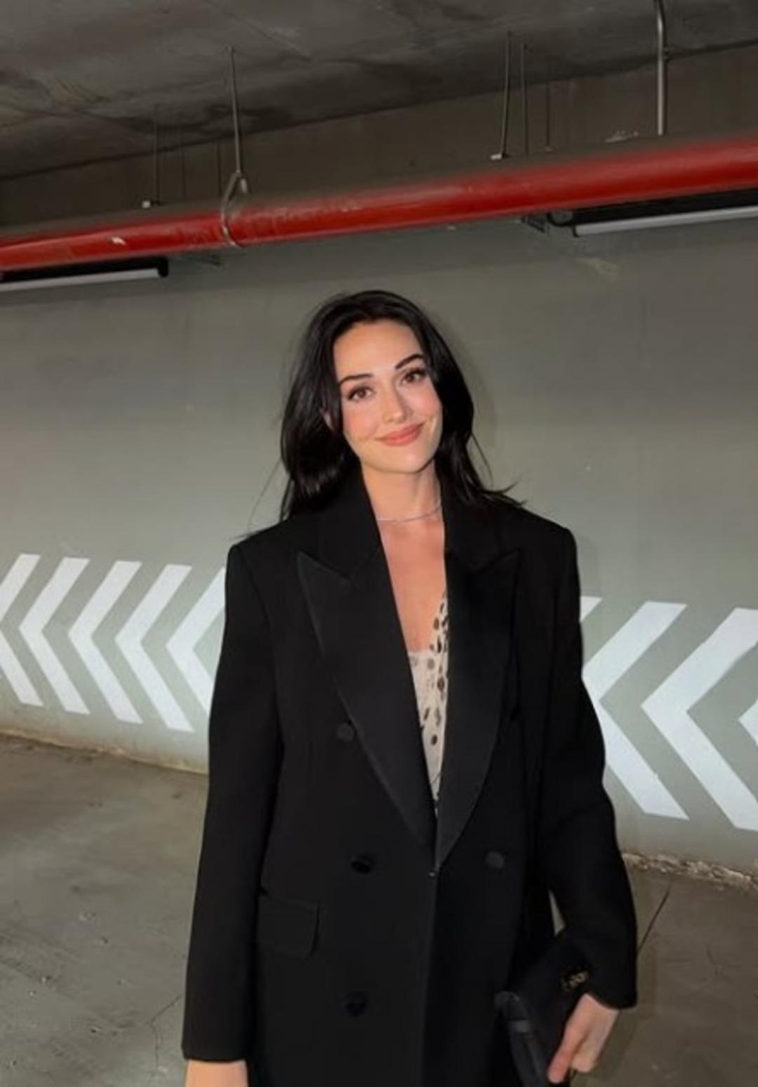 Esra Bilgi&ccedil; in otopark pozları olay oldu! Beğeni butonu &ccedil;&ouml;kt&uuml;  3