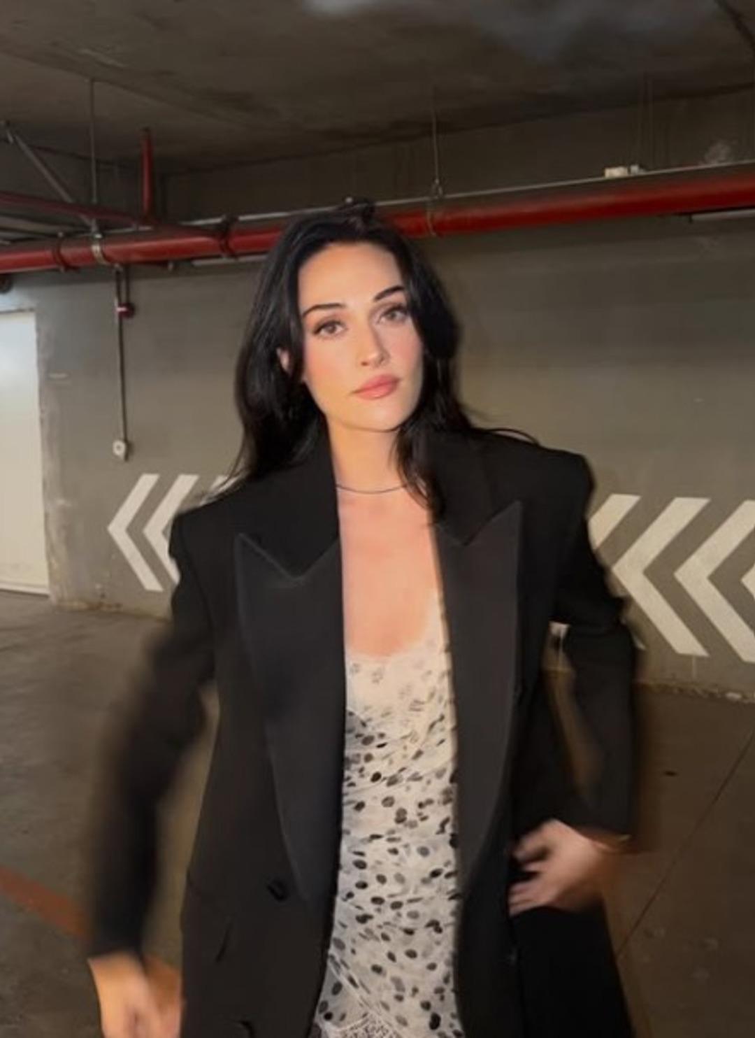 Esra Bilgi&ccedil; in otopark pozları olay oldu! Beğeni butonu &ccedil;&ouml;kt&uuml;  2